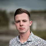 Porträtfoto eines vornehm gekleideten Lesers